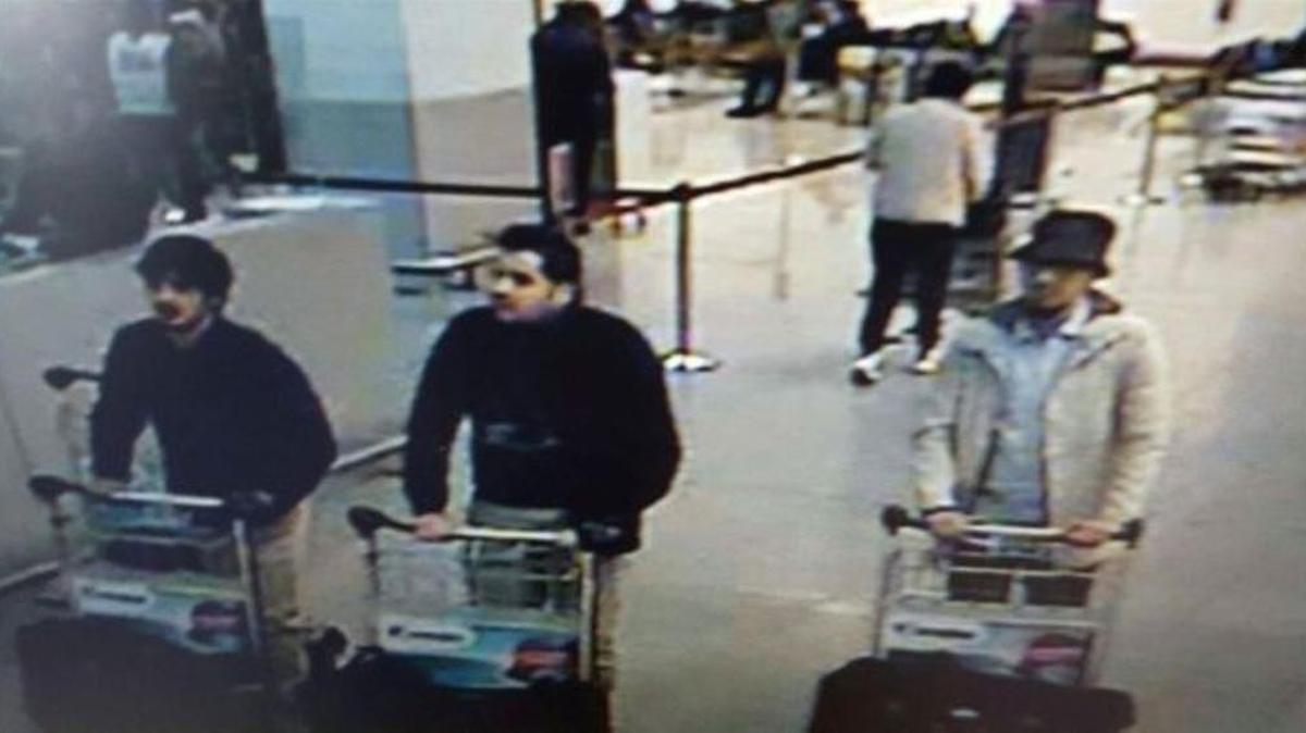 Foto distribuida por la policía de Bélgica que muestra a los sospechosos del atentando terrorista en el Aeropuerto de Bruselas, en Zaventem.