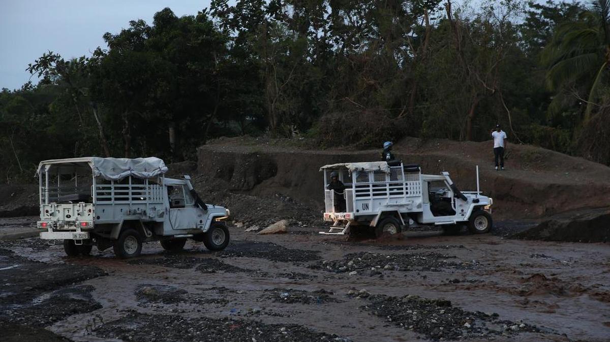Vehículos de la Minustah cruzan el río La Digue afectado tras el paso del huracán Matthew hoy, 9 de octubre de 2016, en Petit Goave (Haití).