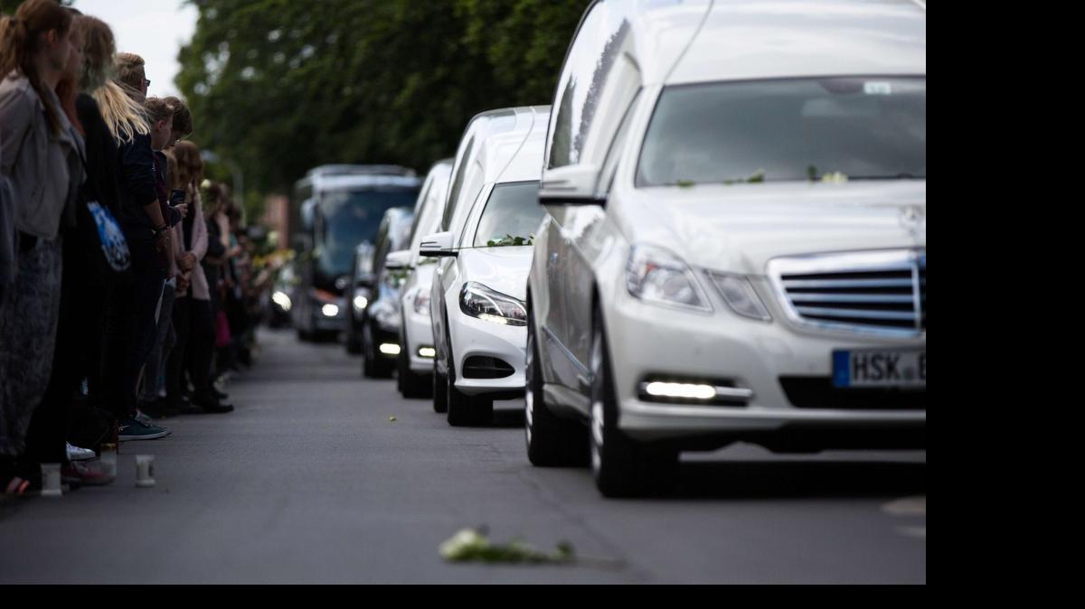 
El convoy, con los restos de los estudiantes y dos profesores procedentes de Düsseldorf, estaba integrado por 16 vehiculos blancos y negros y llegó a la pequeña ciudad de Renania del norte-Westfalia.
