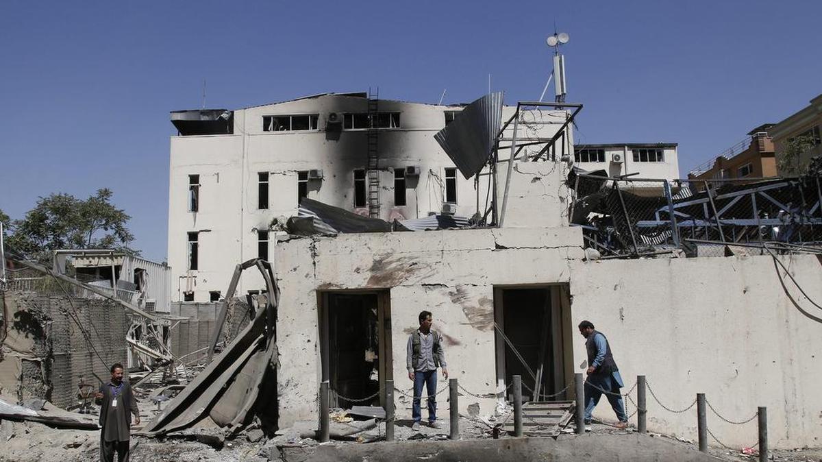 Varios oficiales de seguridad afganos inspeccionan el lugar donde ha estallado una bomba en el área de Shar-e-Naw, Kabul.