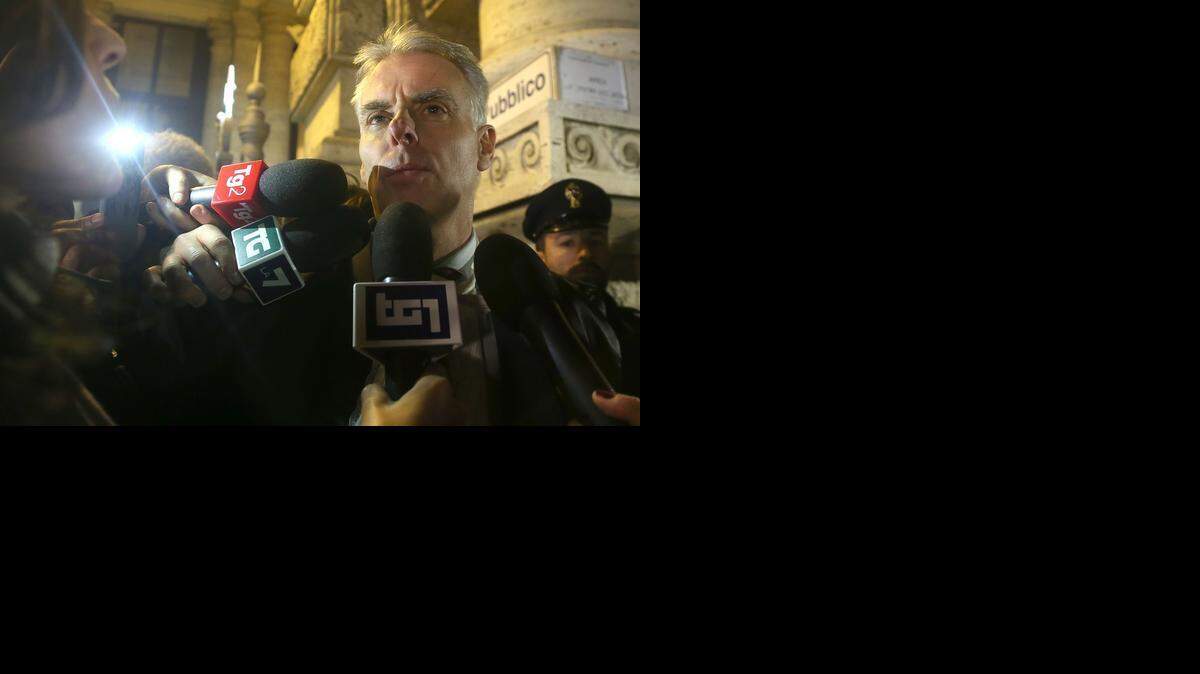 
Su abogado Carlo Della Vedova, minutos después de comunicarle por teléfono la sentencia a la estadounidense, que se encuentra en Seattle.
