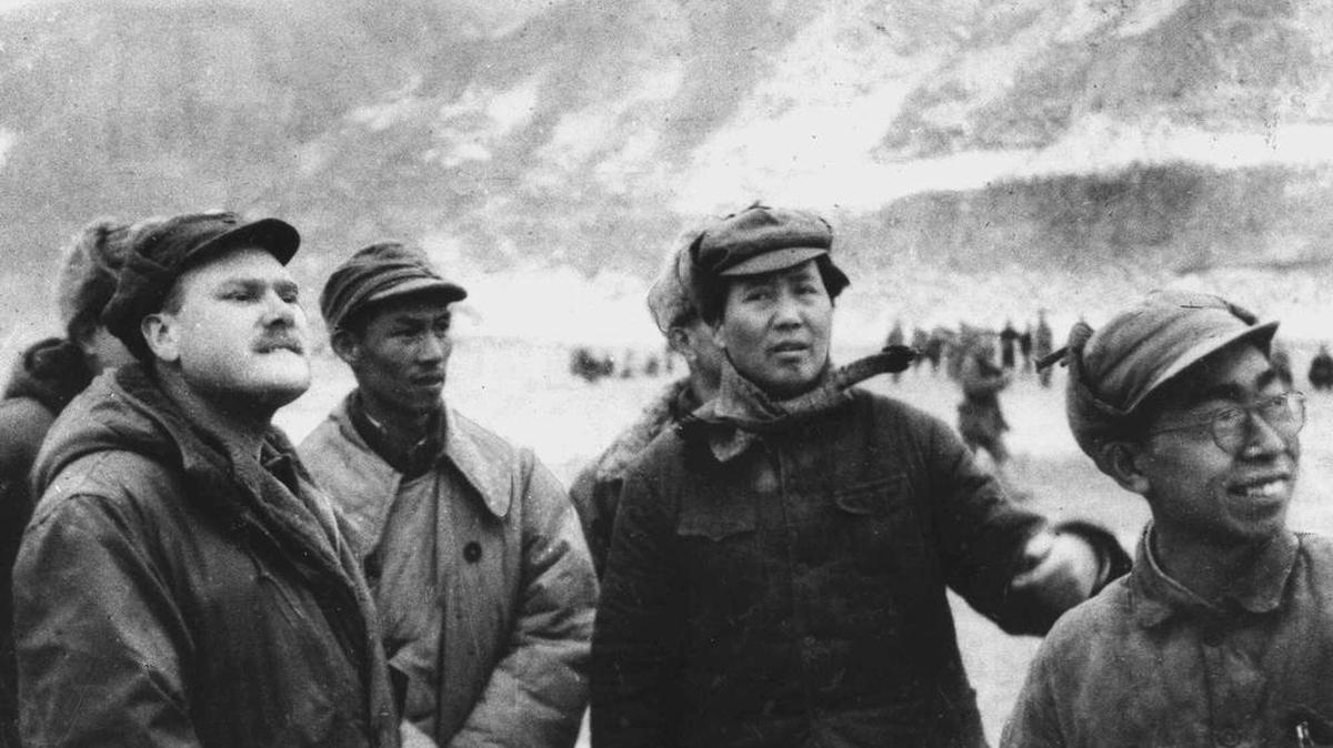En foto de archivo de 1946, Mao Tse-tung (2do. der.) habla con el corresponsal John Roderick (izq.) en Yanan, China.