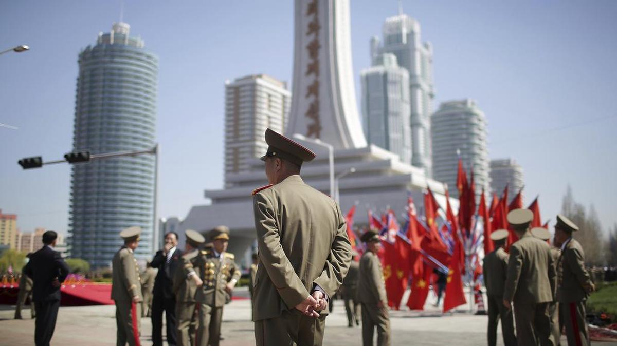 Soldados militares de Corea del Norte caminan por la zona residencial Ryomyong, más de una docena de edificios de apartamentos justo después de asistir a su ceremonia oficial de inauguración el jueves, 13 de abril de 2017, en Pyongyang, Corea del Norte.