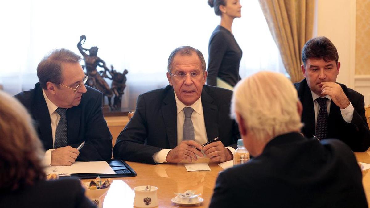 El ministro  de Exteriores ruso, Serguéi Lavrov (cen.), insistió en que los bombardeos rusos no han modificado la postura de Moscú.