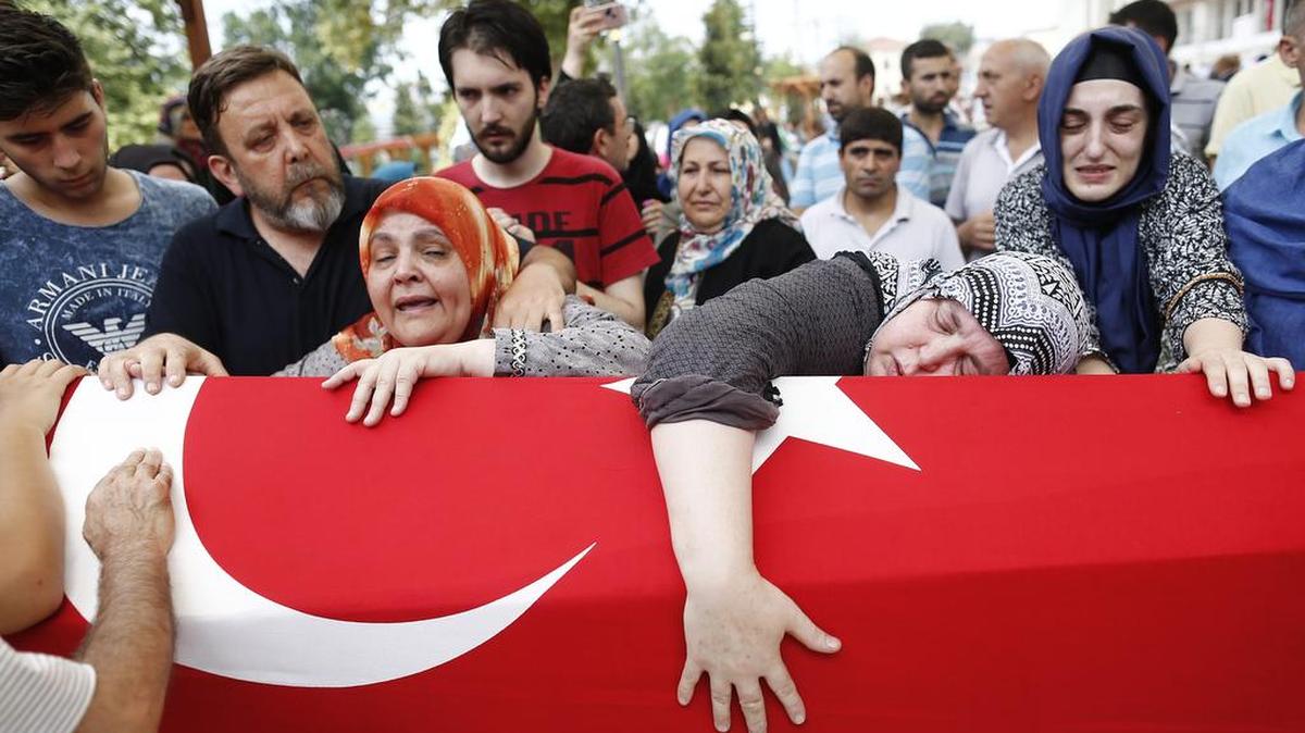 Familiares lloran durante el funeral de Omer Can Katar que murió en un intento de golpe el 16 de julio, en la mezquita de Fatih, en Estambul, Turquía, 17 de Julio de 2016.