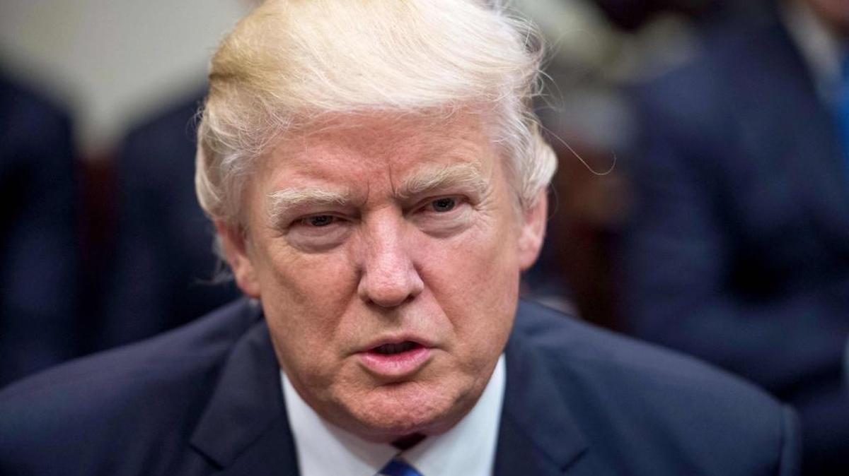 El presidente Donald Trump habla con hombres de negocios en la sala Roosevelt de la Casa Blanca, el lunes 23 de enero.