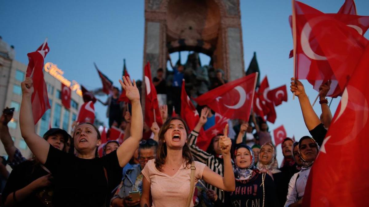 Partidarios del gobierno gritan consignas en la plaza Taksim de Estambul, luego del fallido golpe de Estado militar. Se detuvieron a 2,839 militares en relación directa con el golpe.