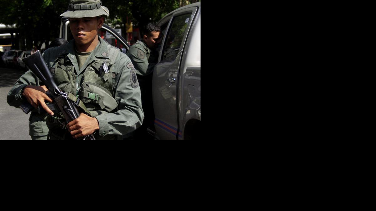 
Miembros de la Guardia Nacional Bolivariana venezolana (GNB) recuperan su material de intendencia luego de ser entregados por agentes de migración colombiana el domingo 19 de octubre de 2014, en San Antonio (Venezuela). Los agentes de la Guardia Nacional venezolana que incursionaron en territorio colombiano afirmaron que cruzaron la frontera "sin percatarse" mientras realizaban una inspección. Imagen de archivo.
