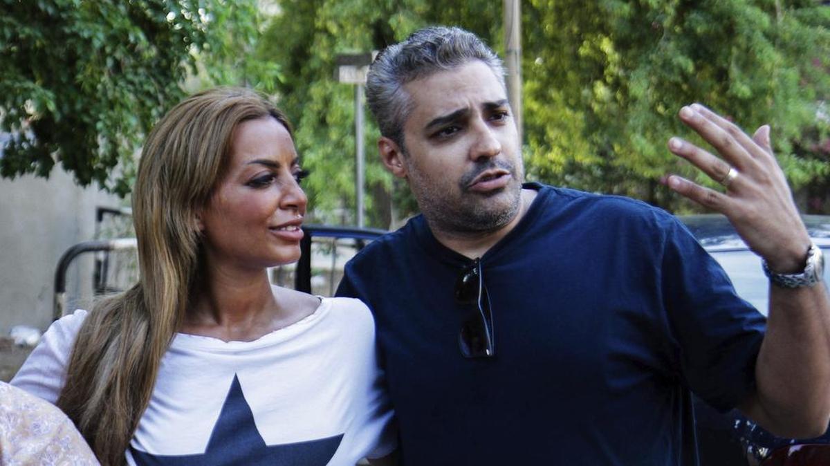 El periodista  egipcio-canadiense de Al Jazeera, Mohamed Fahmy (der.) junto a su esposa Marwa Fahmy tras su liberación en El Cairo, Egipto.