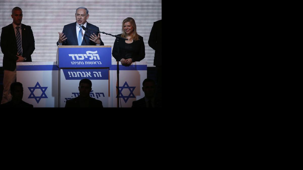 
El primer ministro conservador israelí Benjamin Netanyahu se declaró vencedor este martes de unos apretados comicios legislativos, que según los sondeos lo dejaban codo a codo con su rival.
