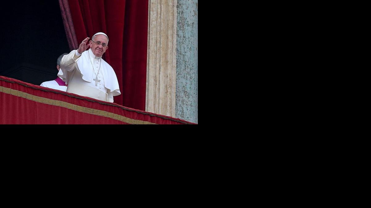 
El papa Francisco saluda desde el balcón de la Logia central de la basílica de San Pedro durante su tradicional bendición "Urbi et Orbi" (A la ciudad y al mundo), en la Ciudad del Vaticano, hoy, 25 de diciembre de 2015. EFE/Alessandro Di Meo
