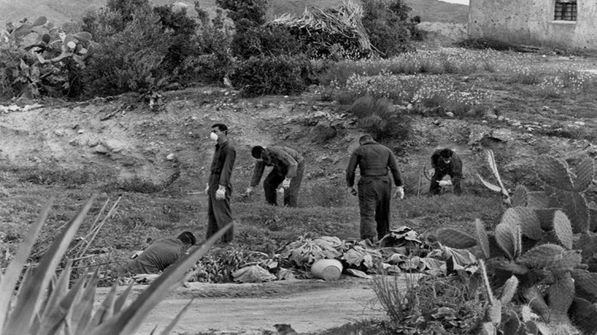 Personal de la Fuerza Aérea con mascarillas protectoras y guantes en la zona en la que aparecieron tres de las bombas.