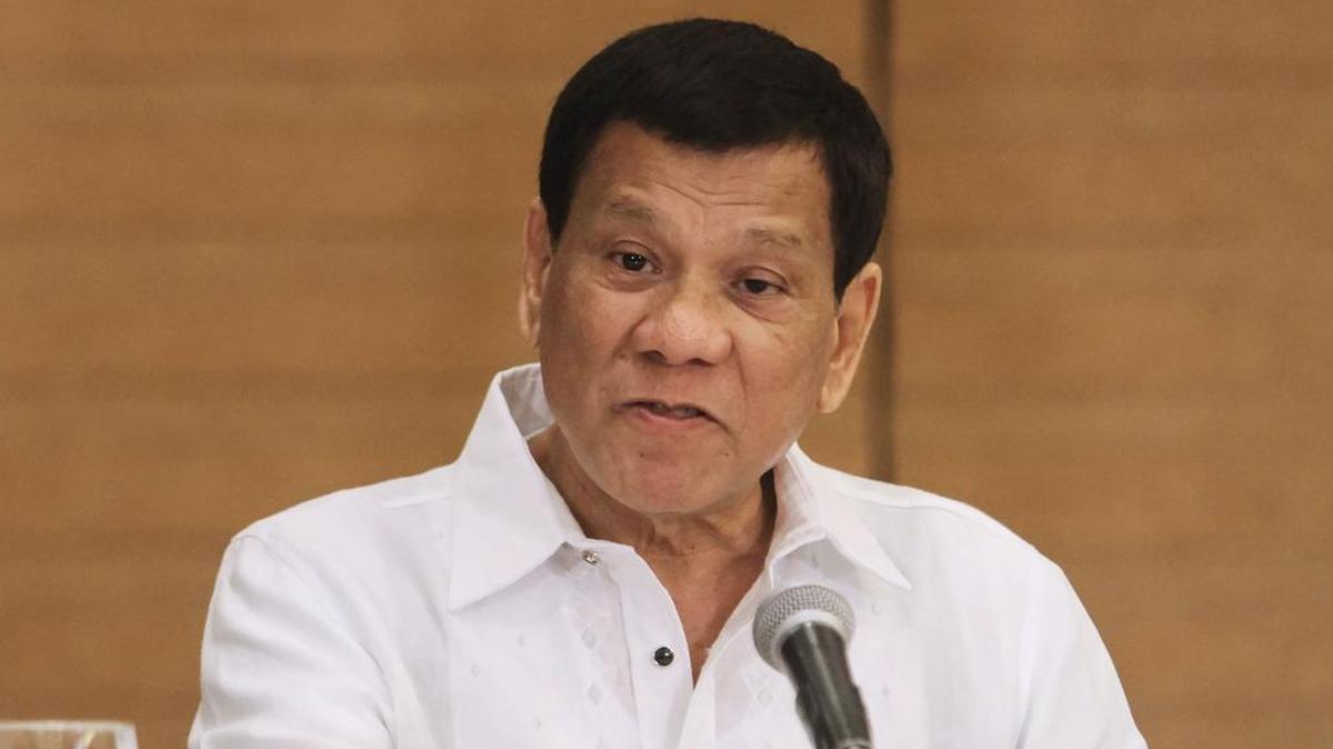 El presidente filipino Rodrigo Duterte gesticula mientras habla durante una conferencia de prensa en la ciudad de Davao, en la isla sureña de Mindanao el 9 de febrero de 2018.