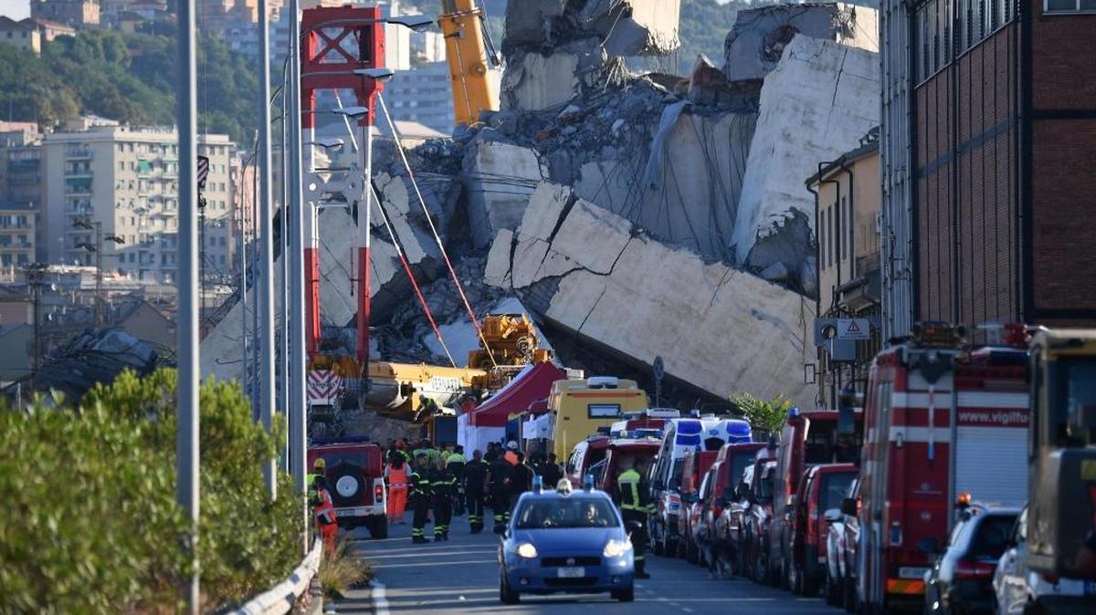 Una grúa trabaja en la búsqueda de víctimas y retirada de los escombros del puente que el martes se desplomó en Génova (Italia) el 15 de agosto de 2018.