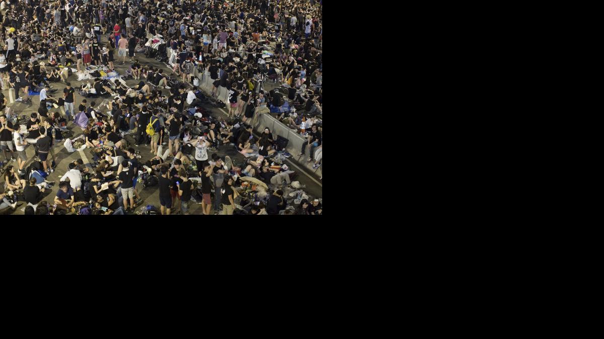 
Multitud de jóvenes de Hong Kong se manifiestan a favor de la democracia frente a un edificio gubernamental, en Hong Kong, China, el martes.
