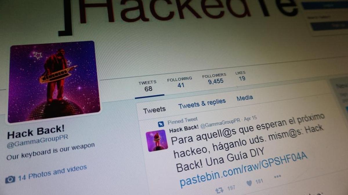 Una computadora muestra una copia de la cuenta de Twitter del hacker Phineas Fisher.
