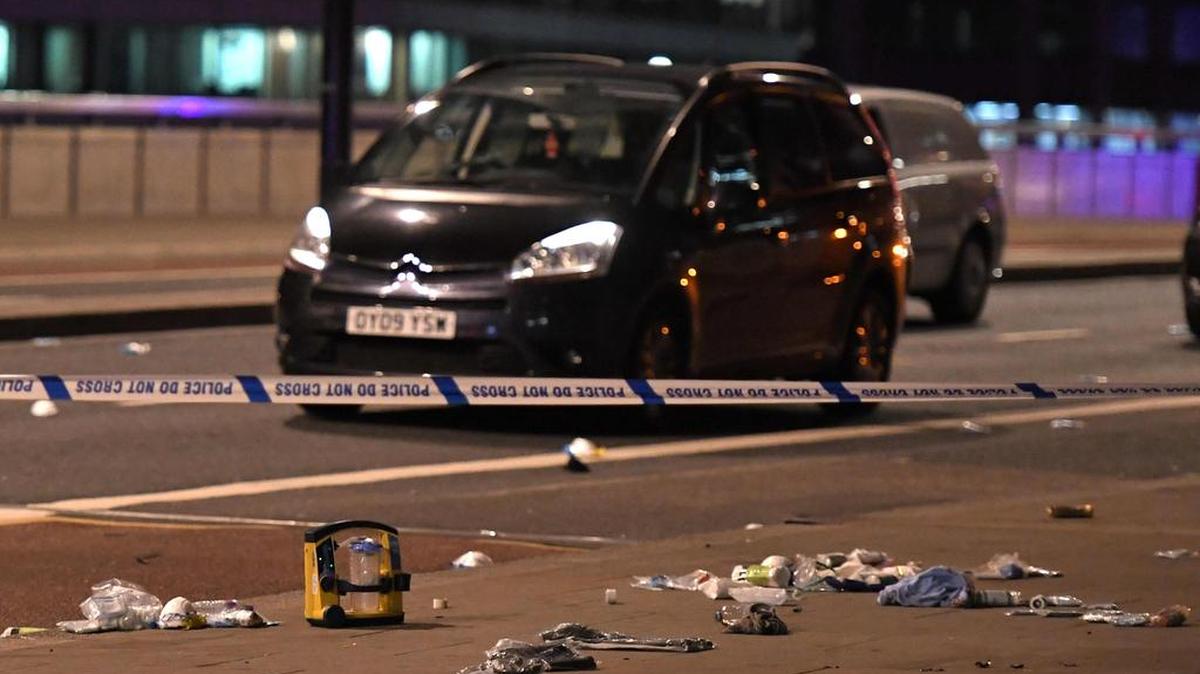 Restos y coches abandonados permanecen en el puente de Londres en el lugar de un ataque terrorista en el centro de Londres el 3 de junio de 2017