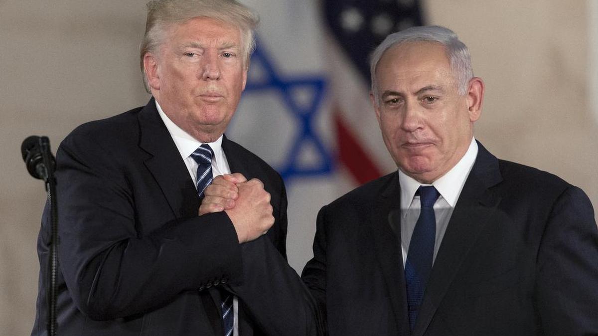 Foto de 23 de mayo de 2017, del presidente de EEUU Donald Trump y el primer ministro israelí Benjamin Netanyahu dándose la mano en el museo de Israel en Jerusalén.