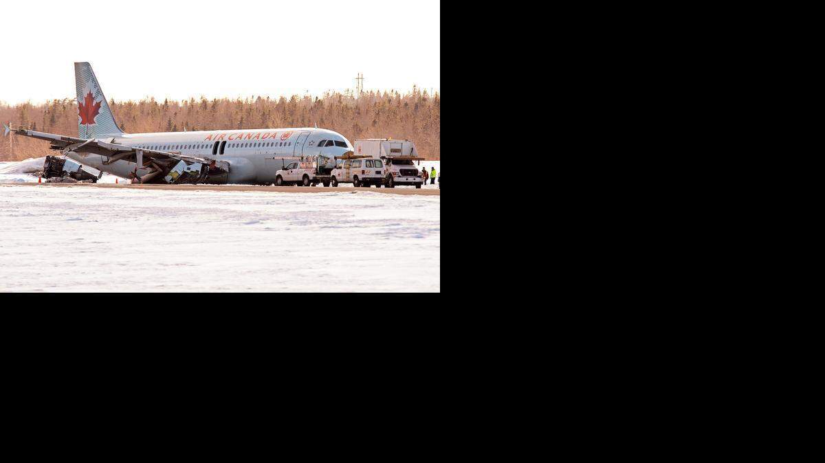 
Estado en que quedó el avión de Air Canada que aterrizó de emergencia sin tren de aterrizaje en el aeropuerto de Halifax, Nueva Escocia. 
