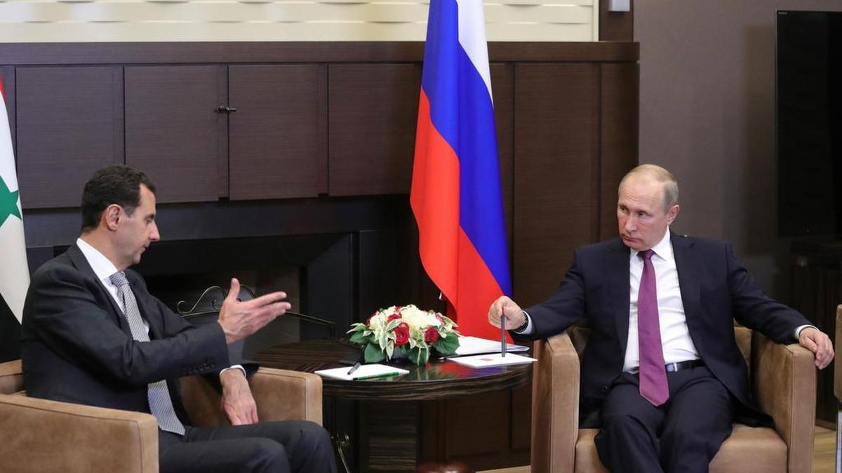 El presidente ruso Vladimir Putin, derecha, y su homólogo sirio Bashar al-Assad hablan durante una reunión en la residencia Bocharov Ruchei, en Sochi, Rusia.