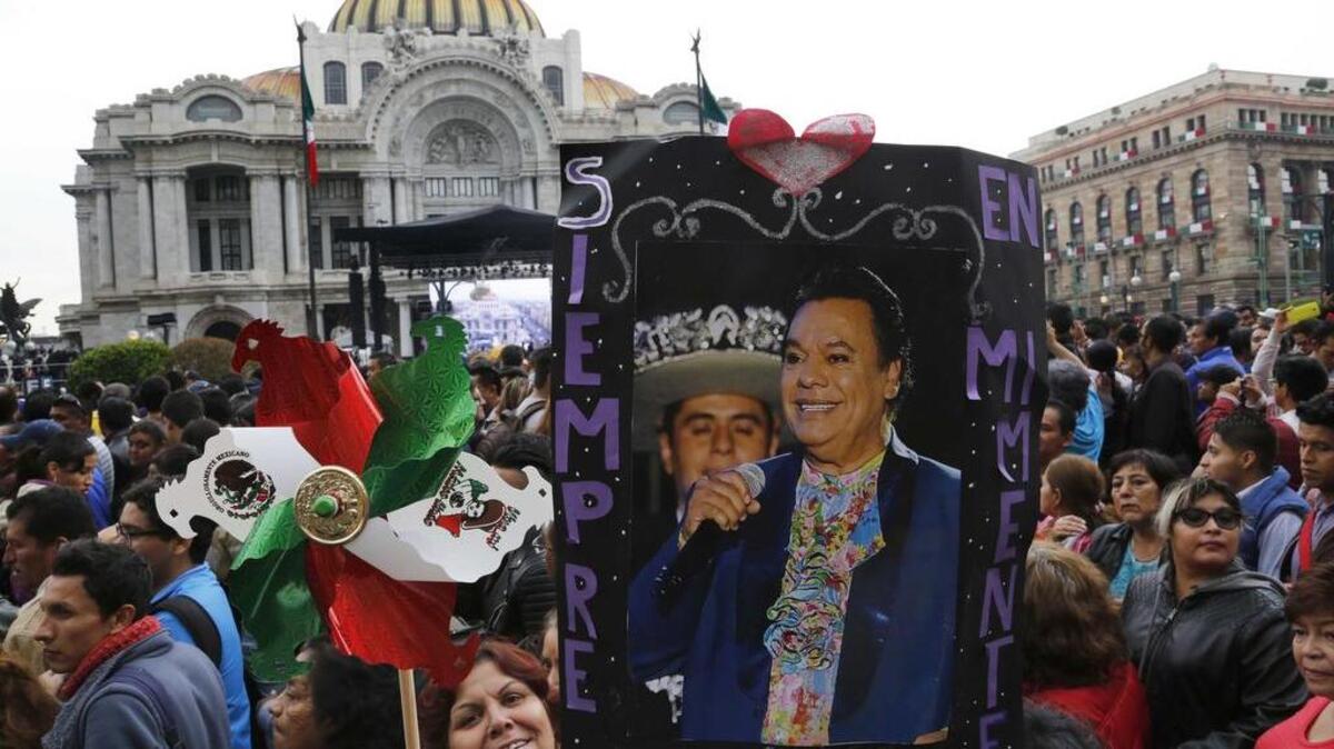 Aficionados al cantante están fuera del palacio de bellas artes para homenajear a Juan Gabriel en la Ciudad de México, el lunes 5 de septiembre de 2016.