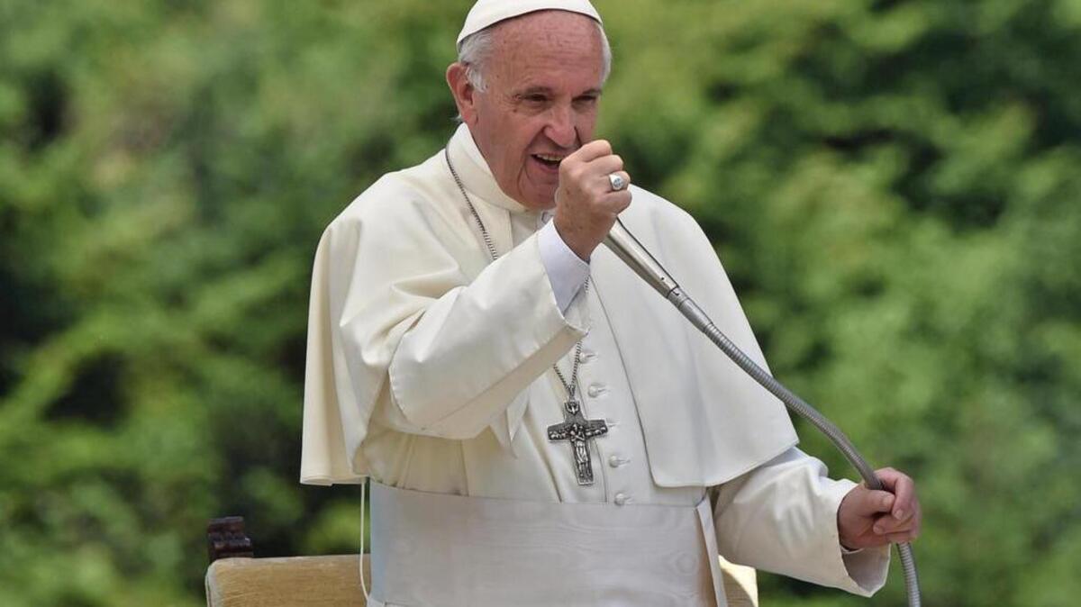 El papa Francisco oficia una ceremonia durante su visita al municipio italiano de Barbania, cerca de Florencia, Italia, el 20 de junio de 2017.