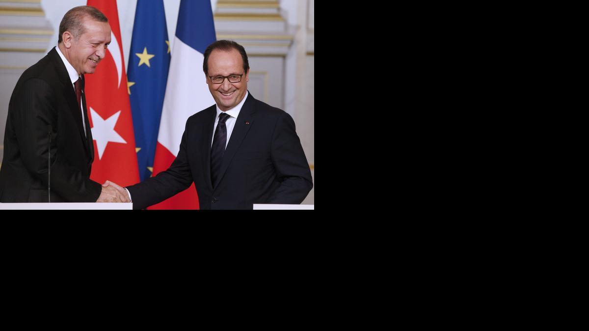
El presidente francés, François Hollande (der.), y su homólogo turco, Recep Tayyip Erdogan, ofrecen una rueda de prensa tras su reunión en el Palacio del Elíseo en París, Francia, el viernes.



