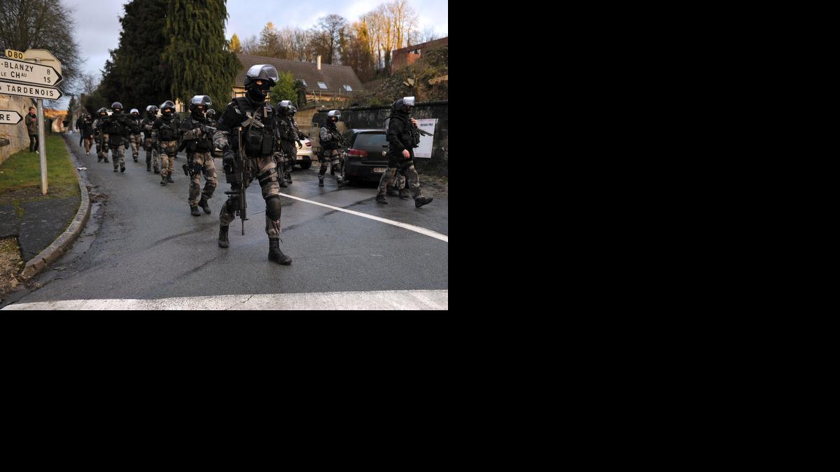 
Agentes de las fuerzas especiales francesas patrullan Corcy, en el norte de Francia, el jueves 8 de enero de 2015. 
