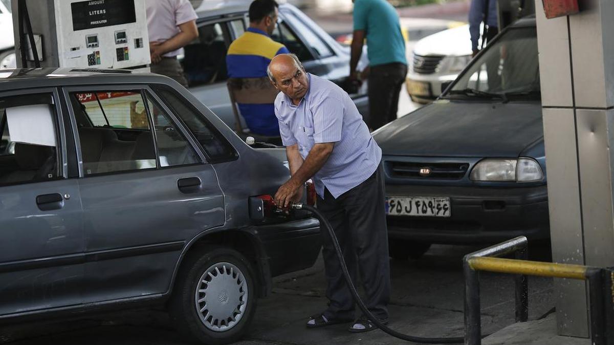 
Un hombre llena su tanque de gasolina en Teherán, Irán, el pasado 22 de agosto. Según algunos analistas, los países que antes podían utilizar su riqueza petrolera para obtener alguna ventaja, como Rusia, Irán y Arabia Saudita, ya no tienen tanta influencia.


