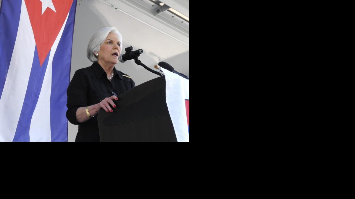 La presidenta de la organización MAR por Cuba, Sylvia Iriondo, habla durante una concentración el sábado 20 de diciembre de 2014, en Miami. 