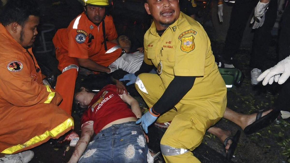 
Miembros de los servicios de emergencias atienden a los heridos en el lugar donde explotó una bomba junto a un templo budista en Bangkok, Tailandia.


