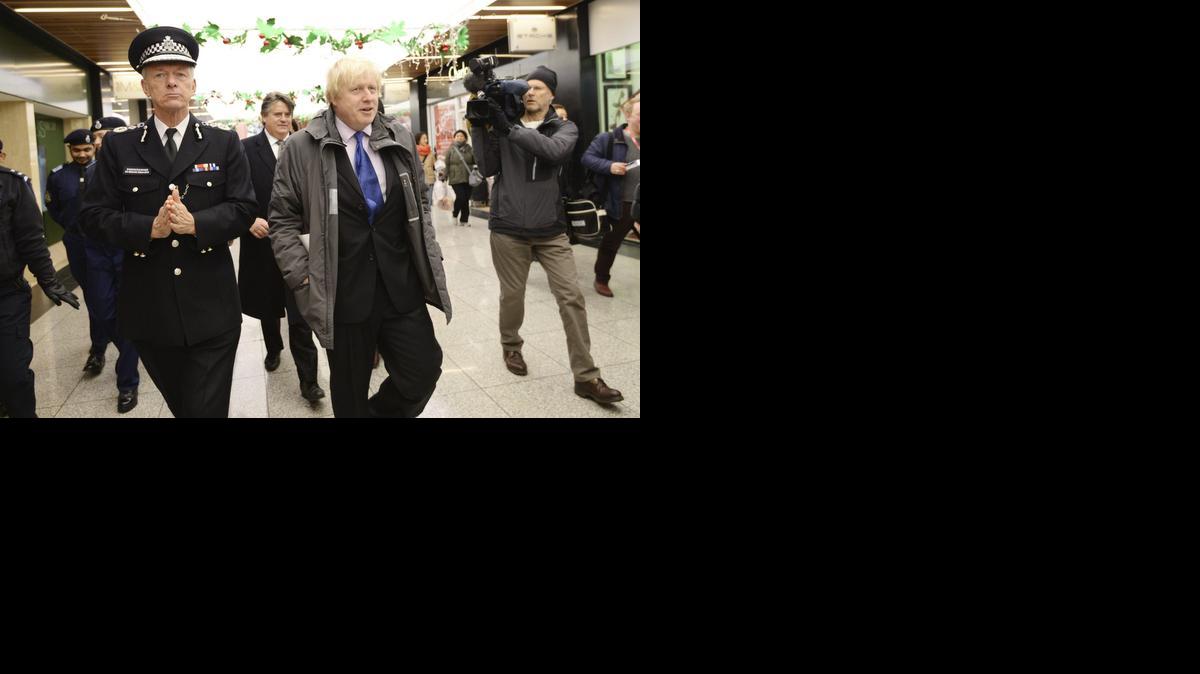
El alcalde de Londres, el conservador Boris Johnson (cen.), restó importancia al asunto y dijo que cualquiera que se inquiete por ello “ignora por completo el funcionamiento de la economía”
