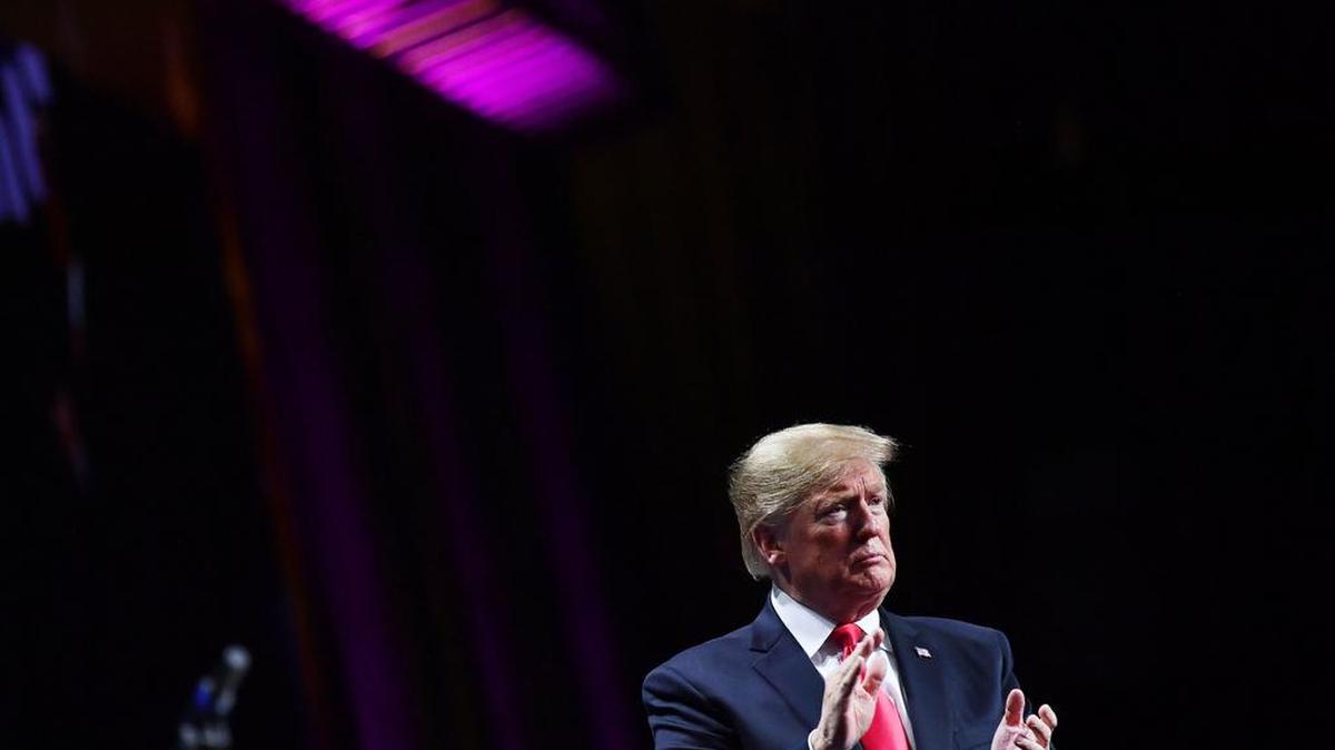 El presidente de los Estados Unidos, Donald Trump, se aleja del escenario luego de hablar en la convención anual de la American Farm Bureau Federation en el Centro de Convenciones Ernest N. Morial en Nueva Orleans, Louisiana, el 14 de enero de 2019.