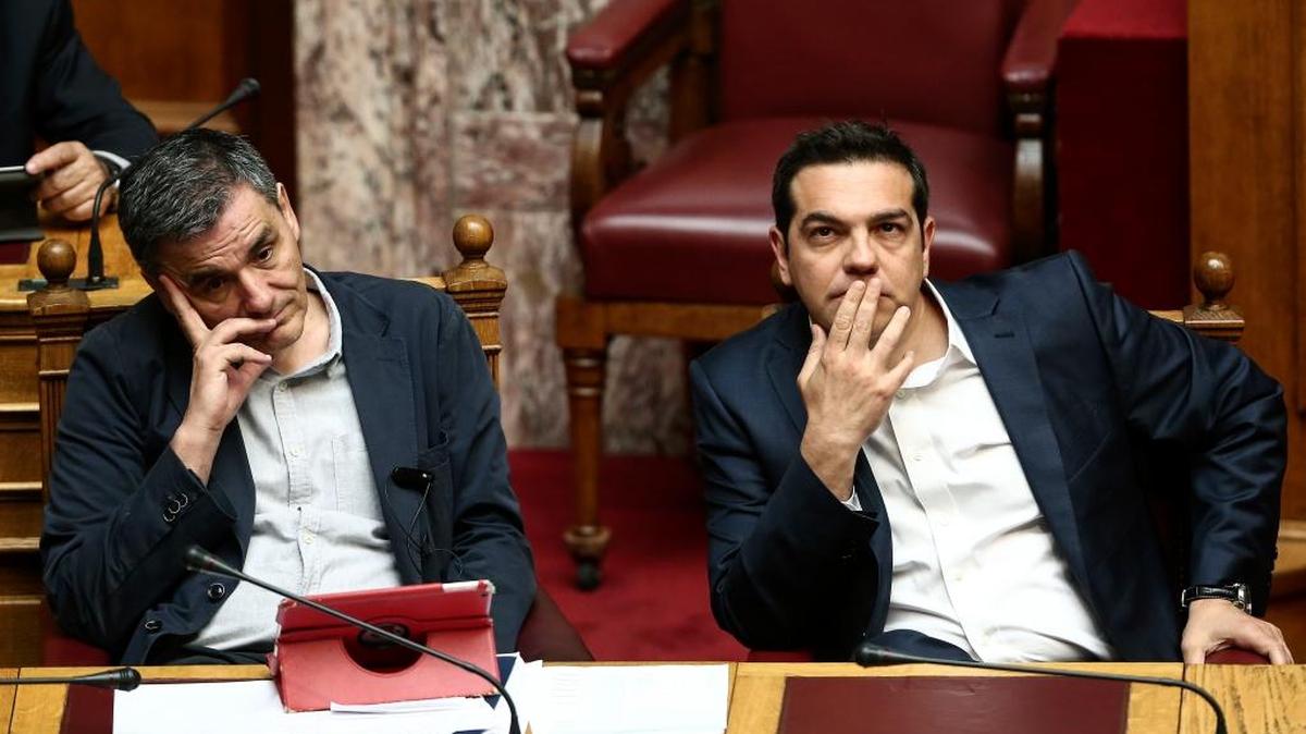 El primer ministro griego, Alexis Tsipras (der.), y el ministro de Finanzas, Euclid Tsakalotos, durante la discusión del rescate económico en el parlamento.