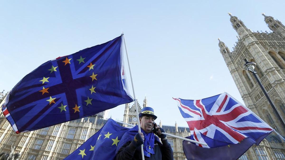Un manifestante anti Brexit ondea las banderas de la Unión Europea y Gran Bretaña en Londres el 8 de diciembre del 2017.