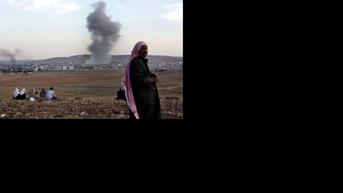 
Se observa una columna de humo de la ciudad siria de Kobane tras un ataque aéreo desde la frontera kurda, en Sanliurfa, Turquía, el miércoles. 

