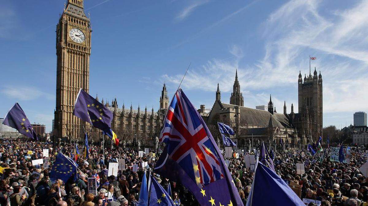 Manifestantes se reúnen en la Plaza del Parlamento tras una marcha contra el Brexit en Londres, el 25 de marzo del 2017.