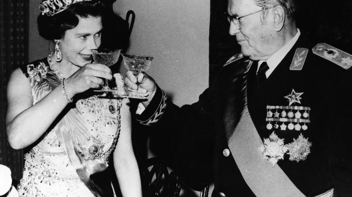 El presidente de Yugoslavia, Josip Broz Tito, brinda con la reina Isabel II, durante un banquete estatal en Beli Dvor, Belgrado, el 20 de octubre de 1972.