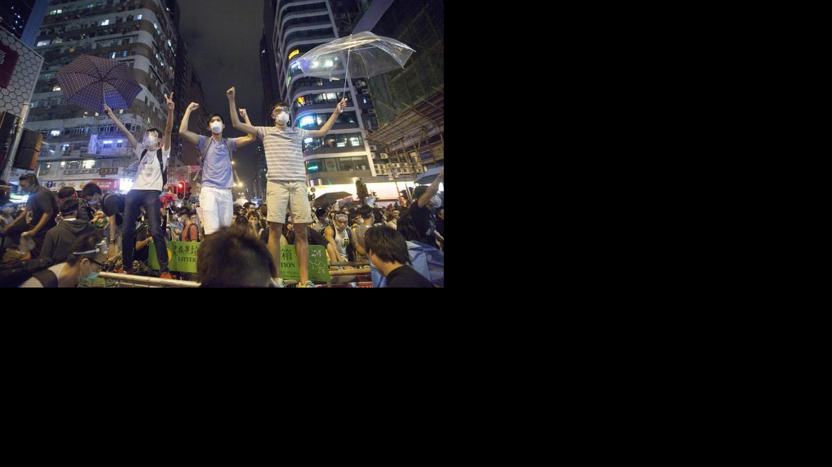 
Varios policías se enfrentan con los manifestantes en el distrito de Mong Kok de Hong Kong, China, el 18 de octubre del 2014. 
