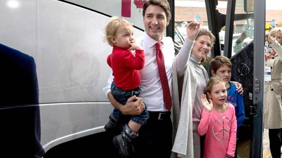 
Justin Trudeau, líder del Partido Liberal, junto a su familia después de votar el lunes en Montreal. Los liberales se perfilan como los favoritos para ganar las elecciones parlamentarias canadienses.
