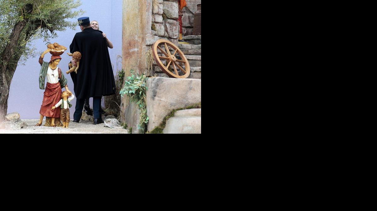 
Un miembro de la gendarmería vaticana cubre y detiene a una activista de Femen que intentó llevarse la figura del niño Jesús del belén instalado en la Plaza de San Pedro del Vaticano.
