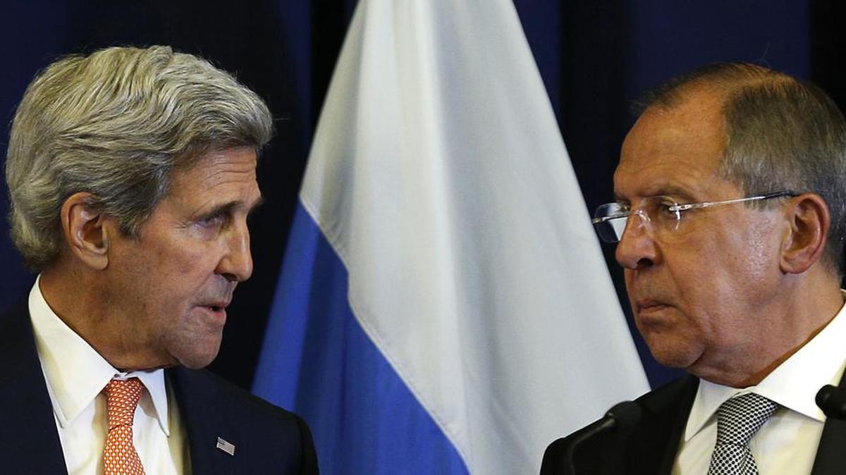 Los secretarios de exteriores de EEUU, John Kerry (izq.) y Sergei Lavrov, de Rusia, en una conferencia de prensa en Ginebra.