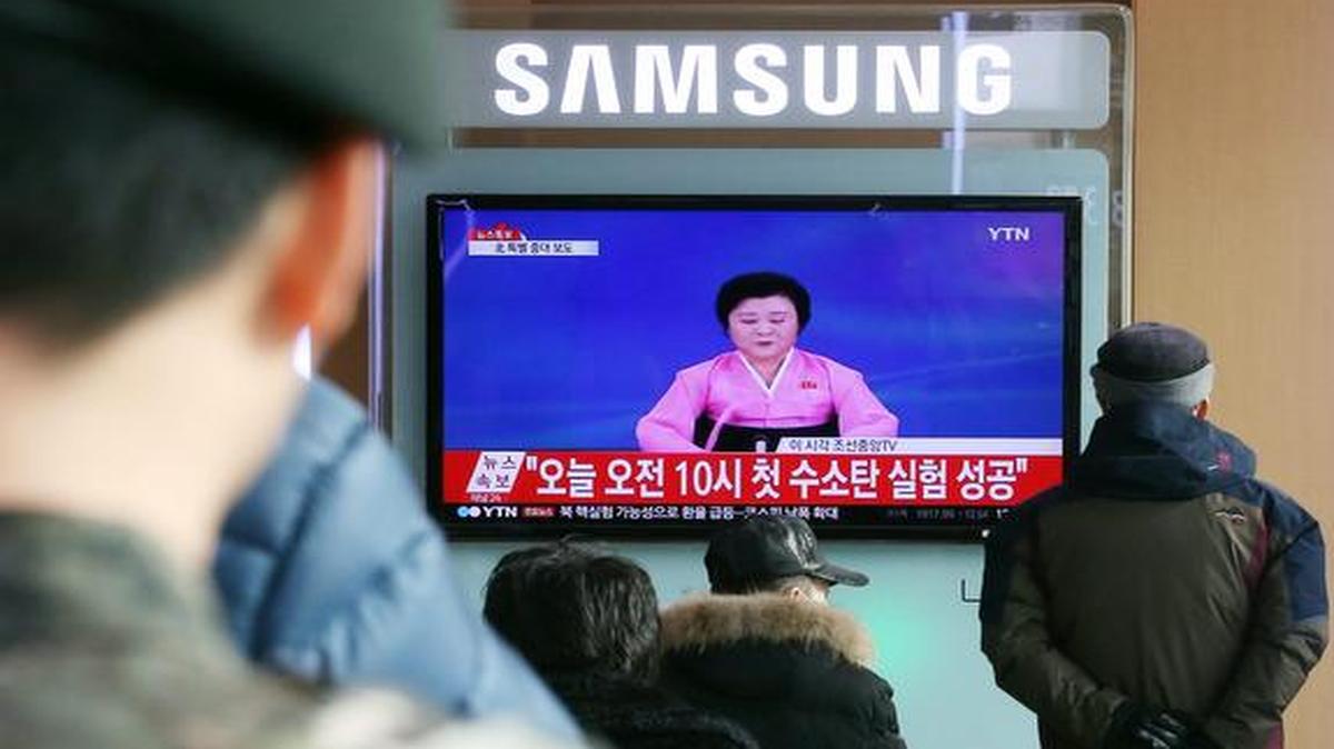 Varias personas ven la transmisión de televisión en Seúl (Corea del Sur) sobre las pruebas de la bomba de hidrógeno por parte de Corea del Norte hoy, martes 5 de enero de 2016. El anuncio se produjo horas después del anuncio de lo que al parecer fue un terremoto con epicentro detectado cerca al lugar de prueba nuclear de Corea del Norte.