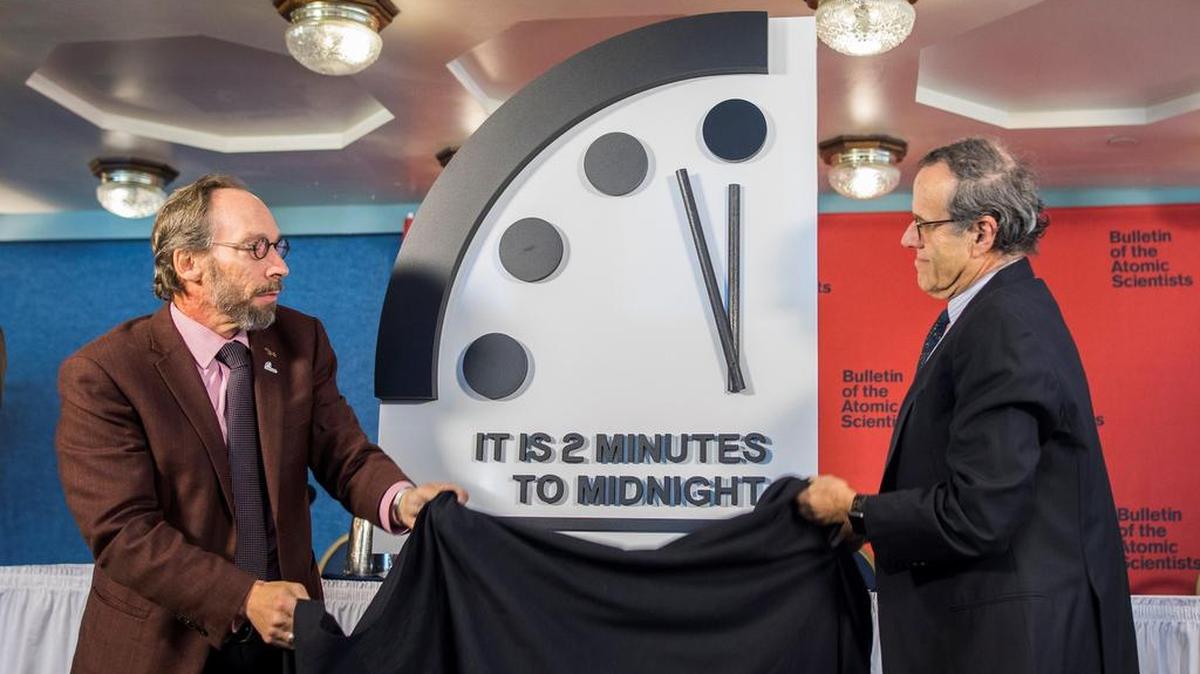 Lawrence Krauss (i), director del proyecto Origins de la Universidad de Arizona, y Robert Rosner (d), profesor en la Universidad de Chicago, tras ajustar 30 segundos el "Reloj del Juicio Final" (Doomsday Clock) hasta colocar la manecilla a las 23.58 horas, un gesto que muestra un aumento de la posibilidades de que la humanidad alcance su destrucción total, en el National Press Club de Washington, DC, Estados Unidos, el 25 de enero de 2018.