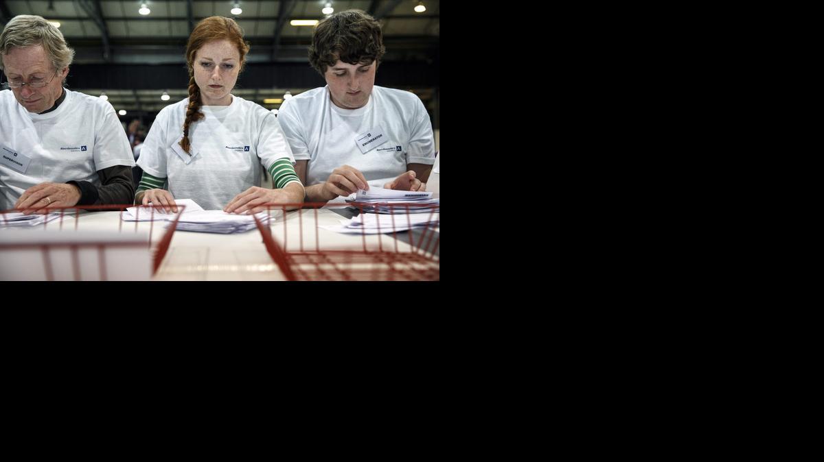 <cutline_leadin>Autoridades realizan</cutline_leadin> el conteo de votos del referéndum en Aberdeen, Escocia, Reino Unido, el jueves. <252><252>