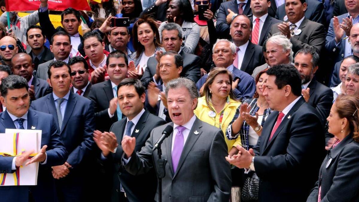 El Presidente de Colombia, Juan Manuel Santos (c), habla durante la entrega al Congreso colombiano el texto definitivo del acuerdo de paz con la guerrilla de las FARC, como paso previo para la convocatoria del plebiscito del 2 de octubre, en el que los ciudadanos decidirán si lo aprueban o no, hoy jueves 25 de Agosto de 2016, en Bogotá (Colombia).