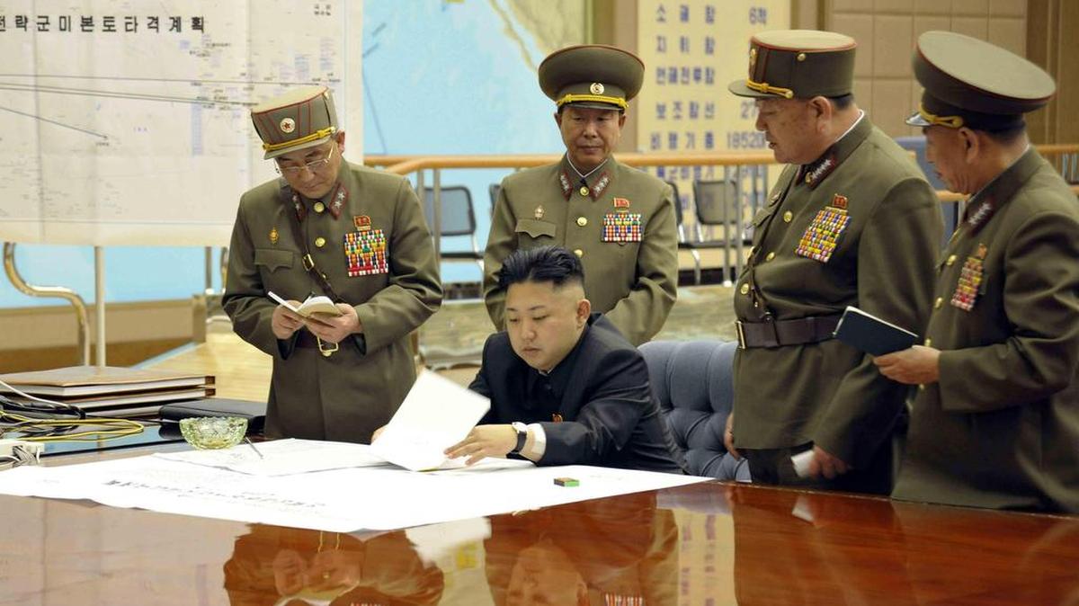 Foto de archivo del líder norcoreano, Kim Jong-un (c) mientras mantiene un gabinete de crisis con varios oficiales norcoreanos para ordenar que esté listo el arsenal de cohetes para atacar algun objetivo surcoreano o estadounidense, el 29 de marzo de 2013 en una localización no especificada de Corea del Norte.