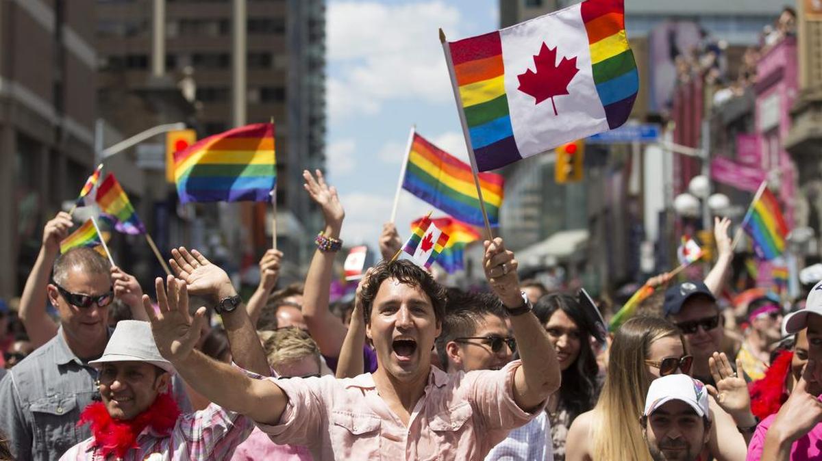 El primer ministro Justin Trudeau ondea una bandera mientras participa en el desfile anual del Orgullo Gay en Toronto el domingo, 3 de julio de 2016.