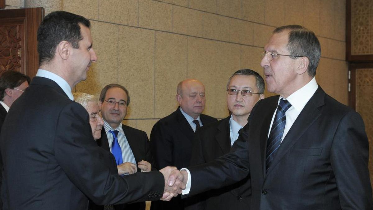 
El presidente sirio Bashar Al Assad (izq.) estrecha en Damasco la mano del Ministro de Relaciones Exteriores de Rusia Serguei Lavrov.
