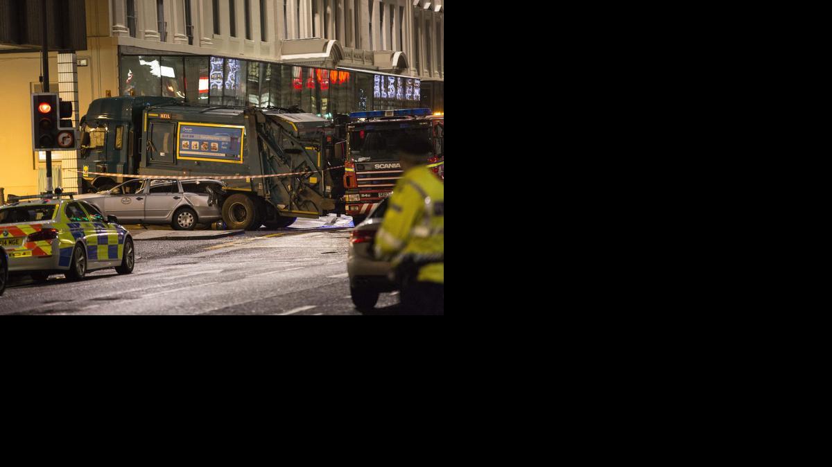 <cutline_leadin>Un camion</cutline_leadin> de basuras, atropelló a unos viandantes que caminaban por una calle céntrica a primera hora de la tarde del lunes, en Glasgow, Escocia.<252><252>